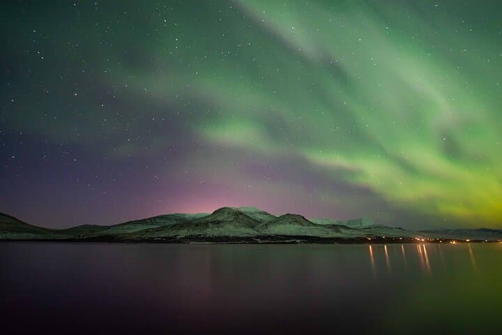 Private Northern Lights Tour in Reykjavík: Champagne & Chocolates Aurora Hunt photo 4