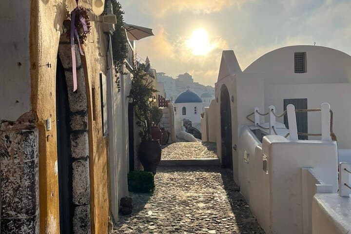 Oia Private Morning Tour: Beat the Crowds, Sunrise Views & Breakfast