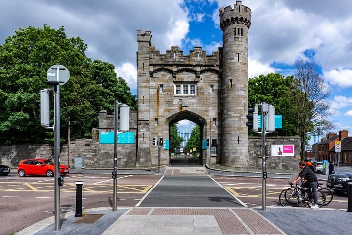 Dublin Incident: Alien, Whiskey & Clues Exploration Game — Self-Guided City Adventure photo 6