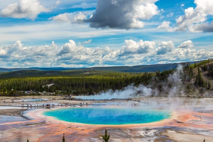 Inside Yellowstone's Hot Springs: Guided Tour to Old Faithful and Geyser Basins