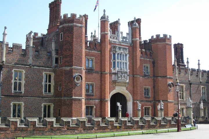 Hampton Court Palace Private Tour: Henry VIII's Kitchens, Crown & Haunted Gallery photo 1