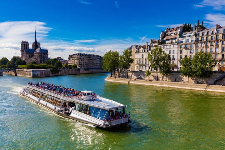 Seine Champagne Cruise: 70-Minute Paris Sightseeing with Bateaux-Mouches photo 4