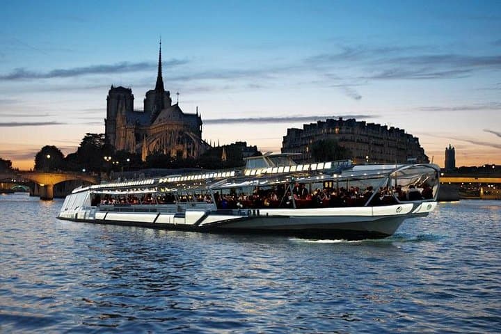 Seine Dinner Cruise in Paris: Romantic Valentine's Day on a Bateaux-Mouches photo 2