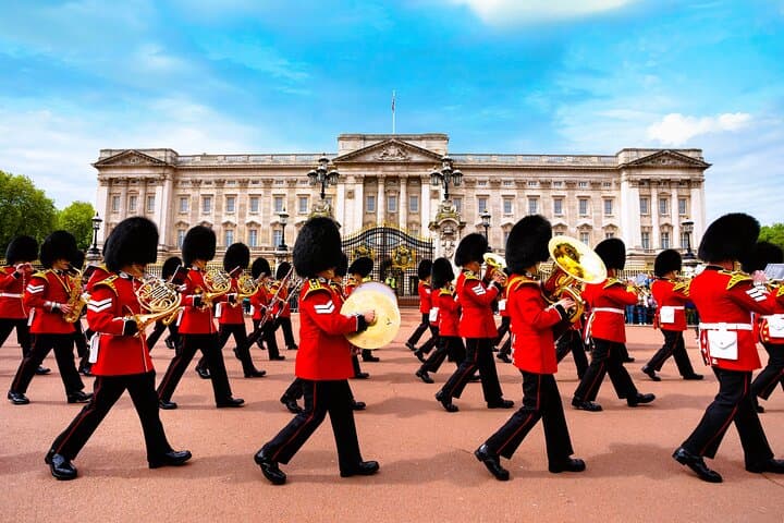 Best Views of the Changing of the Guard: Guided Walking Tour at Buckingham Palace photo 3