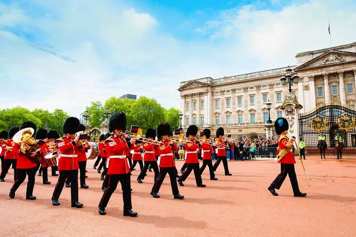Best Views of the Changing of the Guard: Guided Walking Tour at Buckingham Palace photo 6