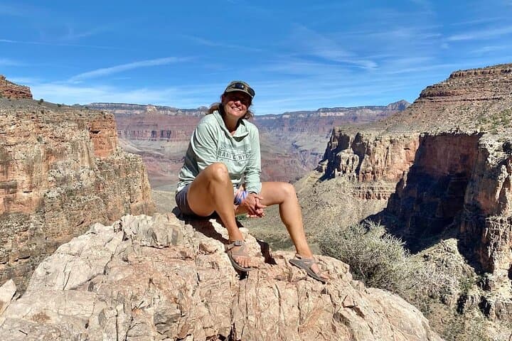 Private Grand Canyon Rim-to-Canyon Hike with El Tovar Lunch