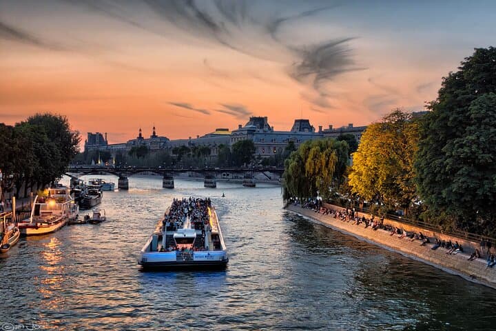 Seine River Sightseeing Cruise — Bateaux Mouches 70-Minute Tour in Paris photo 4