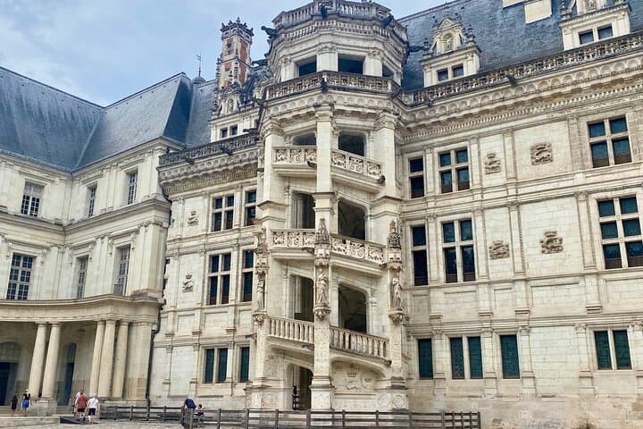 2-Day Loire Valley Castles Private Tour with Wine Tastings from Paris