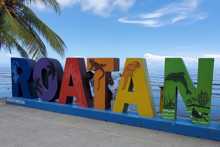 Roatán Eco-Park and West Bay Beach Tour: Wildlife, Culture & Reefside Relaxation