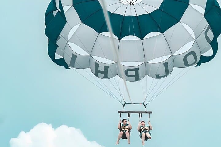 Bali Romantic Parasailing, Uluwatu Temple & Jimbaran Seafood Private Tour photo 2