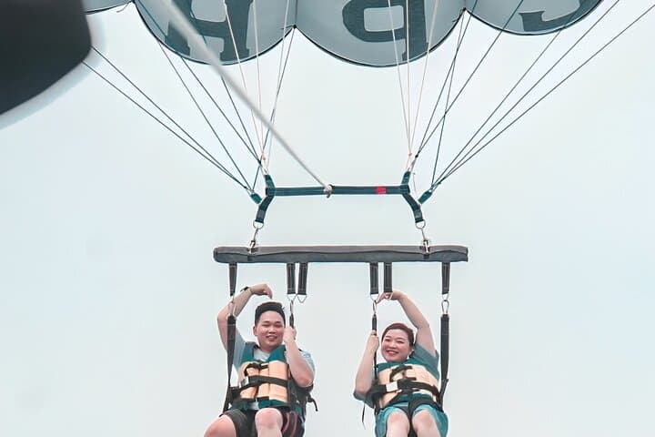 Bali Romantic Parasailing, Uluwatu Temple & Jimbaran Seafood Private Tour photo 3