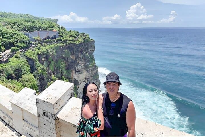 Bali Romantic Parasailing, Uluwatu Temple & Jimbaran Seafood Private Tour photo 4