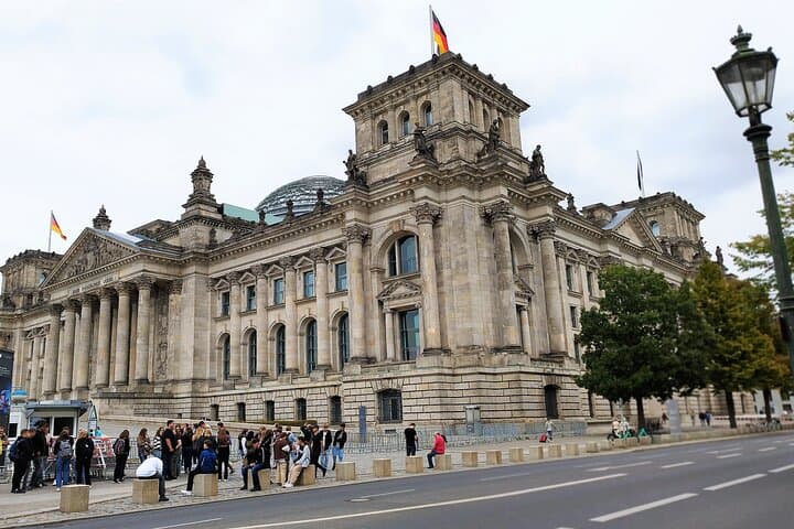 Electric Rickshaw Tour of Berlin: Government Quarter, Tiergarten & Spree River (3 hr) photo 4