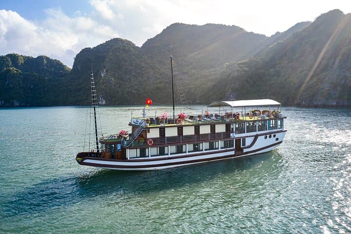 Overnight Halong Bay Cruise: Kayak Luon Cave & Explore Surprising Cave