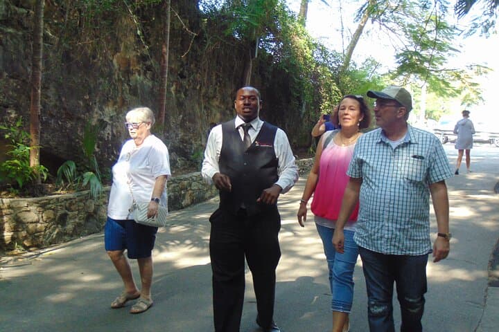 Private Guided Nassau Island Tour: Fort Fincastle, Graycliff & Arawak Cay in 3 Hours