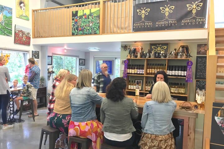 Noosa Hinterland Tour: Lakeside Lunch, Mead & Wine Tasting