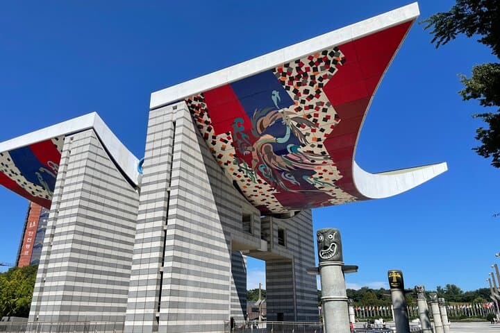 Songpa Walking Tour: 3-Hour Local Lake, Park & Lotte World Tower Experience photo 2