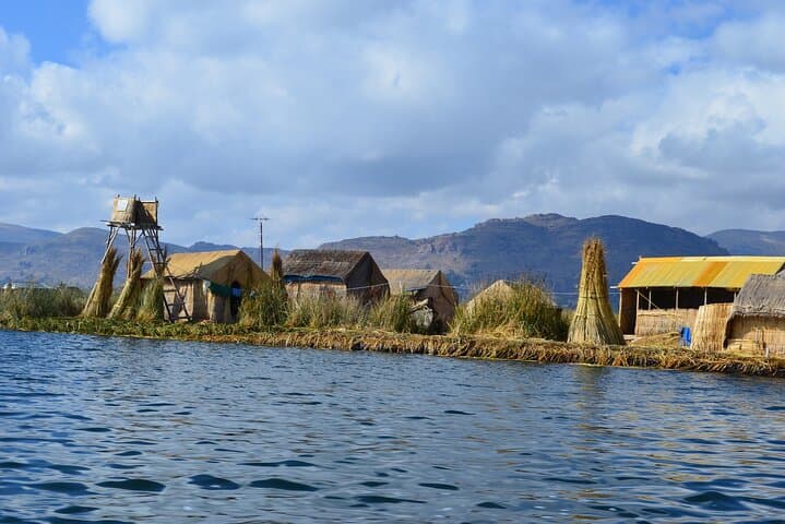Oruro to Puno Private Transfer with Uros Floating Islands Visit
