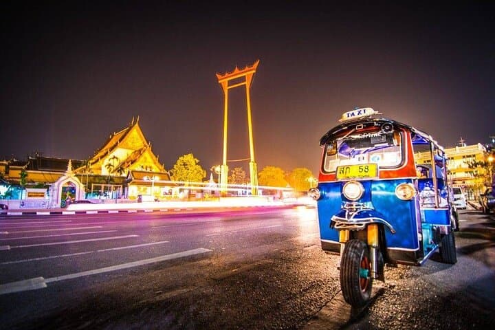 Bangkok Night Tuk-Tuk & Street Food Tour: Temples, Chinatown & Flower Market