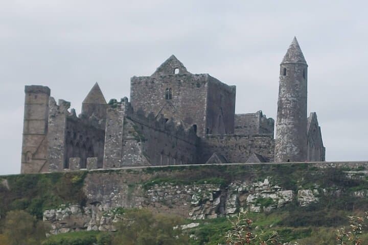 Private Luxury Day Tour: Blarney, Cahir & Rock of Cashel