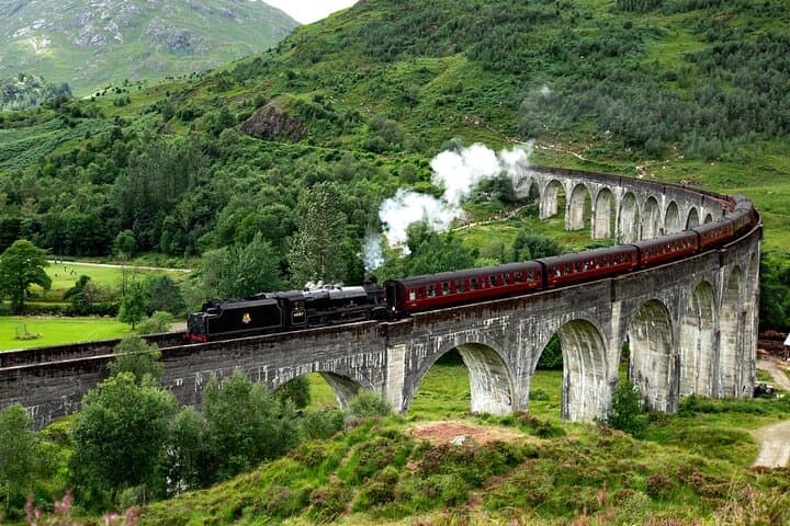Glencoe and Glenfinnan Private Day Tour: West Highlands Luxury Sightseeing