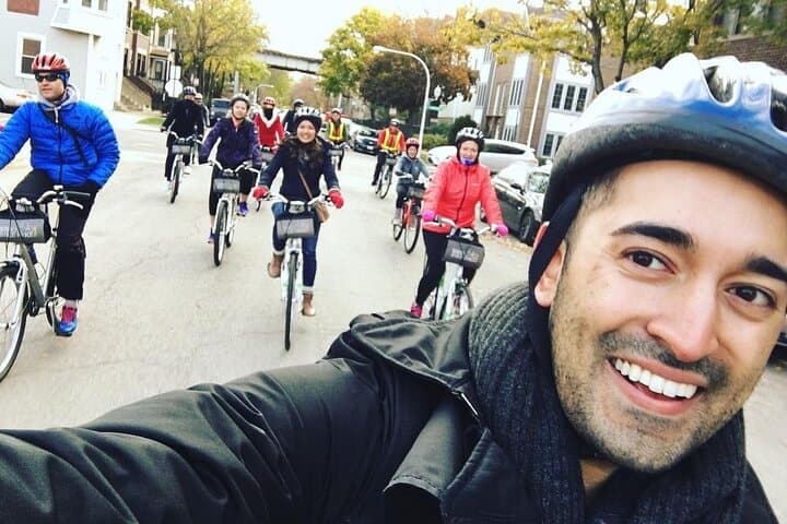 Exploring Chicago’s Lakefront Neighborhoods by Bike: A 3-Hour Urban Adventure