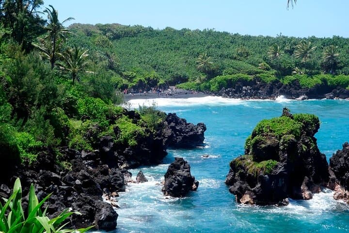 Road to Hana: Rainforest Waterfalls, Black Sand Beach & Picnic Lunch — A Day Along Maui’s Most Scenic Highway