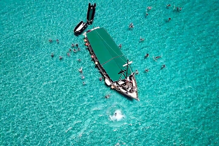 Don Juan Saveiro Boat Trip in Arraial do Cabo — Ilha do Farol & Prainhas Tour photo 2