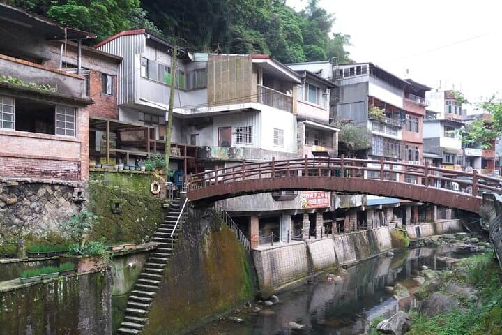 Shiding Day Tour: Tamsui‑Kavalan Trails, Tea Plantations & Noodle‑Making