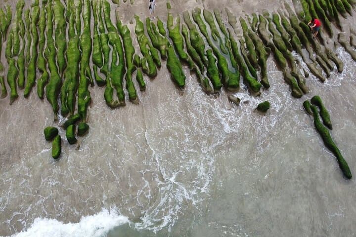Laomei Green Reef Day Tour from Taipei: Shimen Arch, Golden Hot Springs & Jinshan Eats