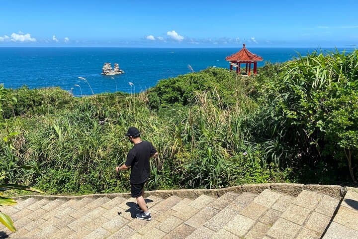 Laomei Green Reef Day Tour from Taipei: Shimen Arch, Golden Hot Springs & Jinshan Eats photo 2