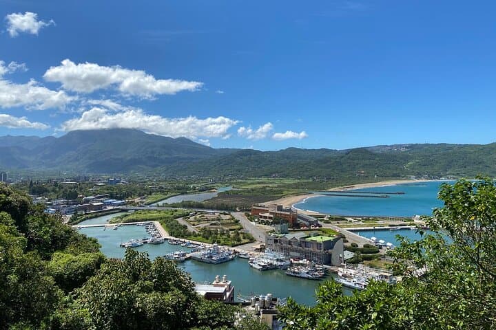 Laomei Green Reef Day Tour from Taipei: Shimen Arch, Golden Hot Springs & Jinshan Eats photo 5