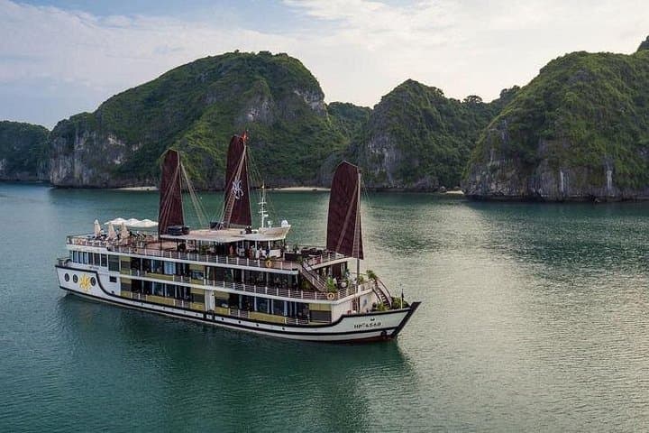Off-the-Beaten-Track Ha Long Bay Day Cruise from Hanoi (5 Hours) photo 4