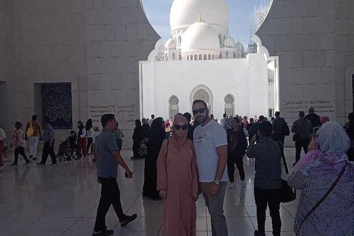 Essential 8-Hour Private Abu Dhabi City Tour: Sheikh Zayed, Corniche & Qasr Al Watan photo 2
