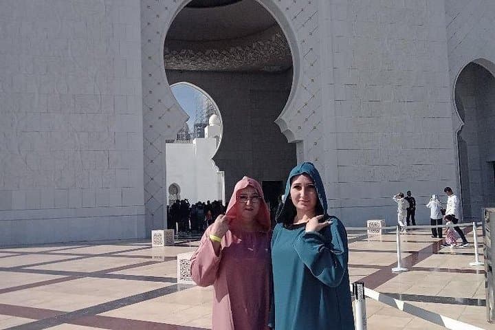 Essential 8-Hour Private Abu Dhabi City Tour: Sheikh Zayed, Corniche & Qasr Al Watan photo 3