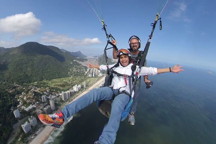 Tandem Paragliding Over Rio: Pedra Bonita to Pepino Beach Flight Guide photo 4
