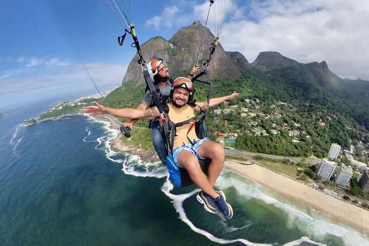 Tandem Paragliding Over Rio: Pedra Bonita to Pepino Beach Flight Guide photo 6