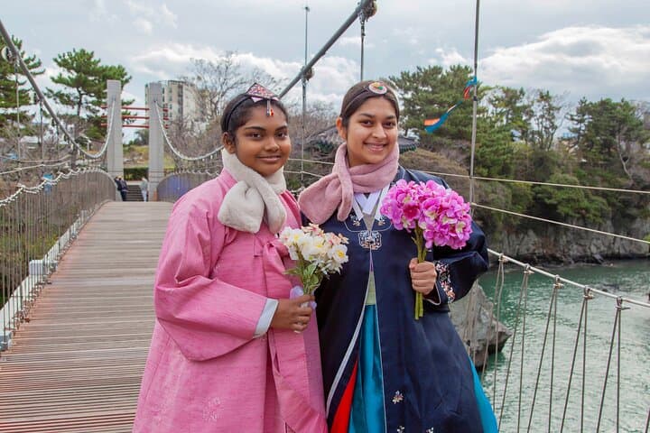 Private Hanbok Photo Session & Guided Walk at Yongduam Rock, Jeju photo 3