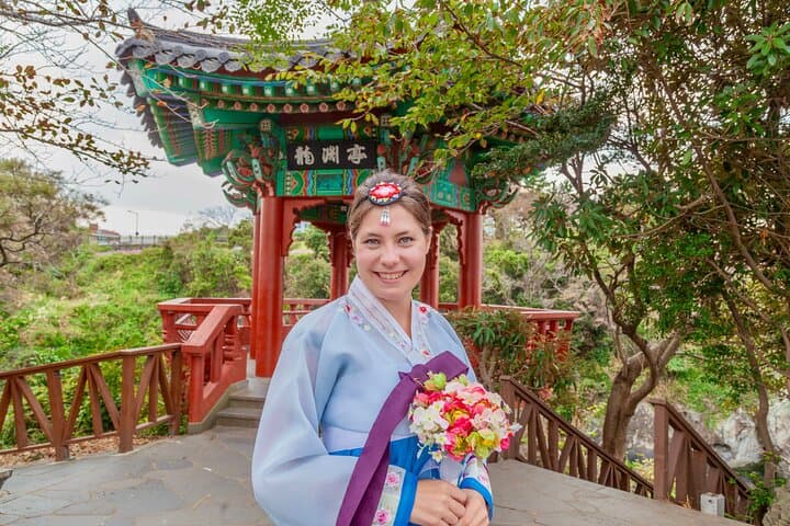 Private Hanbok Photo Session & Guided Walk at Yongduam Rock, Jeju photo 5