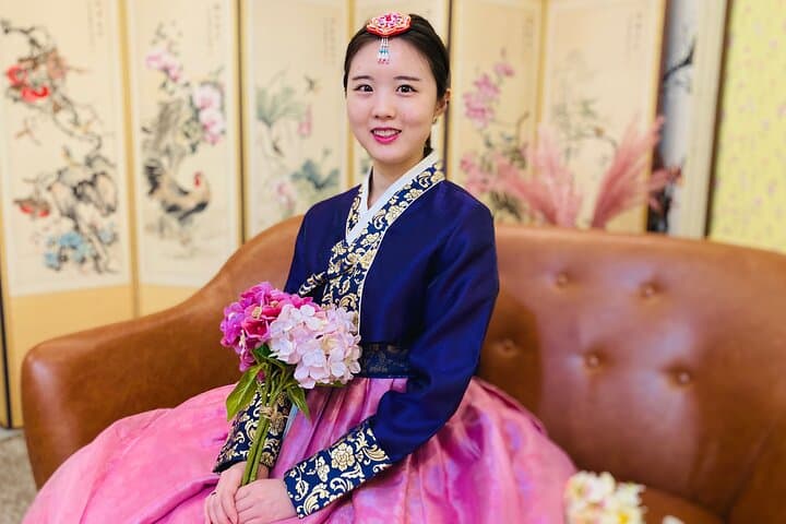 Private Hanbok Photo Session & Guided Walk at Yongduam Rock, Jeju photo 6