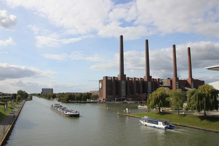 Private Transfer Hamburg to Wolfsburg with 2-Hour Stop at Herrenhausen Gardens