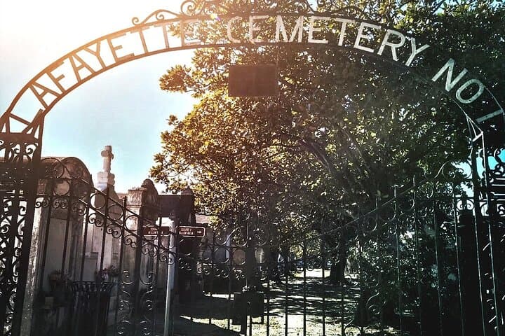 Garden District Walking Tour: Mansions, Cemeteries & Haunted Histories