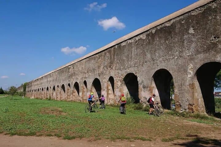 Half-Day Rome by Bike: Colosseum to the Murals of Quadraro