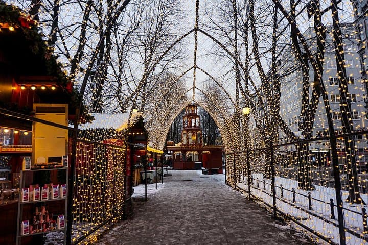 Oslo Christmas Walking Tour: Frogner Park to Spikersuppa Market photo 2