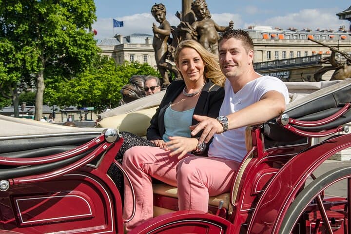 Paris Private Romantic Horse & Carriage Ride — Horse-Drawn Tour to the Eiffel & Champs-Élysées photo 2