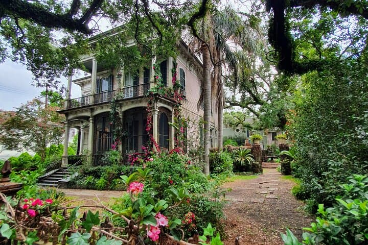 New Orleans Garden District and Cemetery Bike Tour: Mansions, Cemeteries & Irish Channel photo 5
