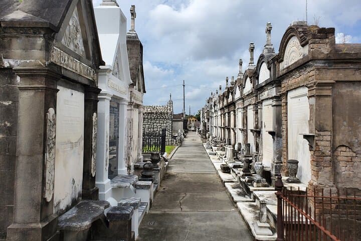 New Orleans Garden District and Cemetery Bike Tour: Mansions, Cemeteries & Irish Channel photo 2