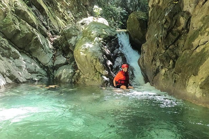 Trekking the Habitáculo Waterfall: Arroyo Santa Cruz Adventure near Santo Domingo