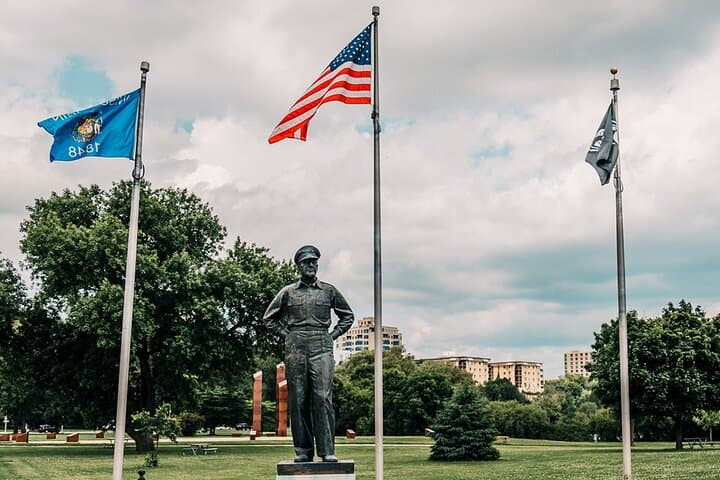 Private Milwaukee Walking Tour – Best of Downtown, Art & Lakeshore photo 3