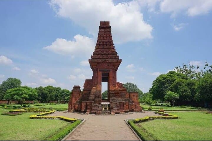 Explore Trowulan: One-Day Majapahit Temple History Tour from Surabaya